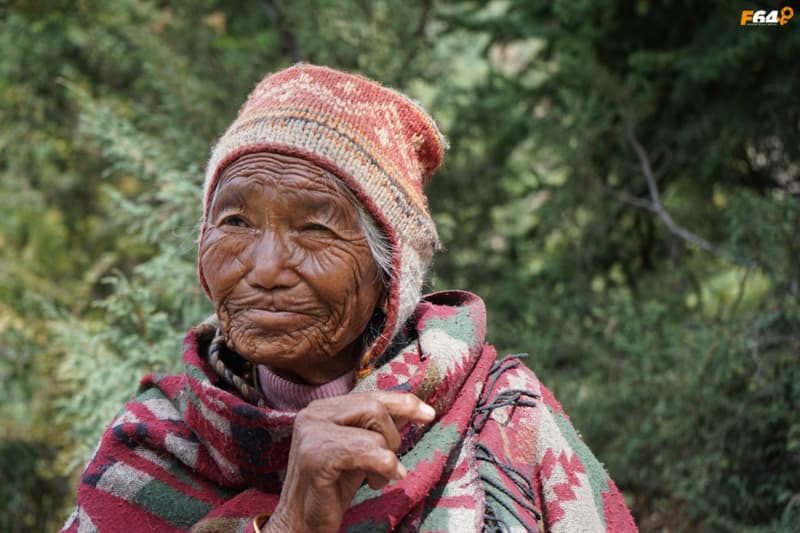 Bătrână nepaleză în Annapurna Circuit