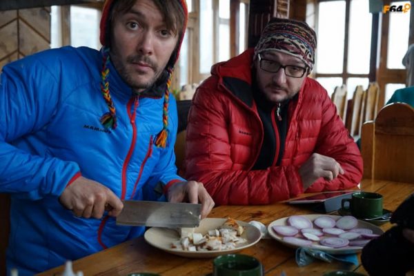 Trekkeri mâncând în Annapurna Circuit