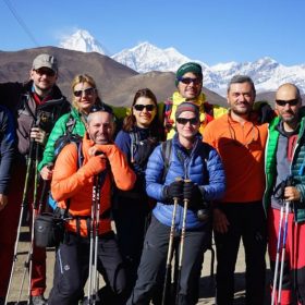 Grup de trekeri în Annapurna Circuit