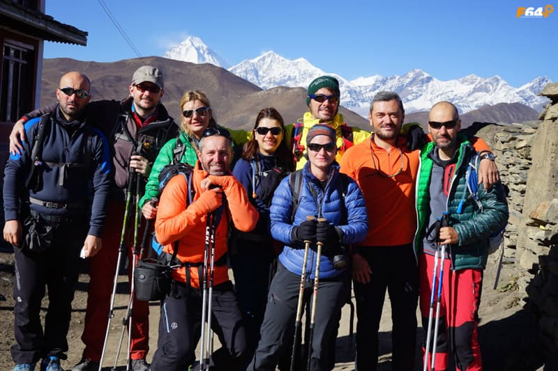 Grup de trekeri în Annapurna Circuit