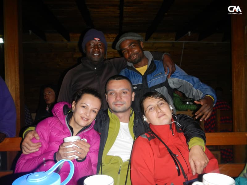 alpiniști și ghizi locali, kilimanjaro