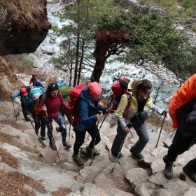 Trekkeri urcând spre Namche Bazar