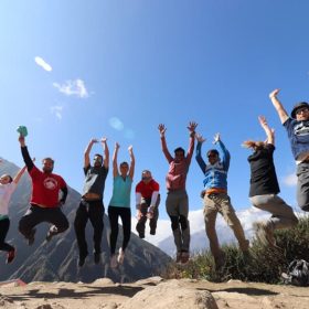 Trekkeri pe traseul de trekking în Everest Base Camp
